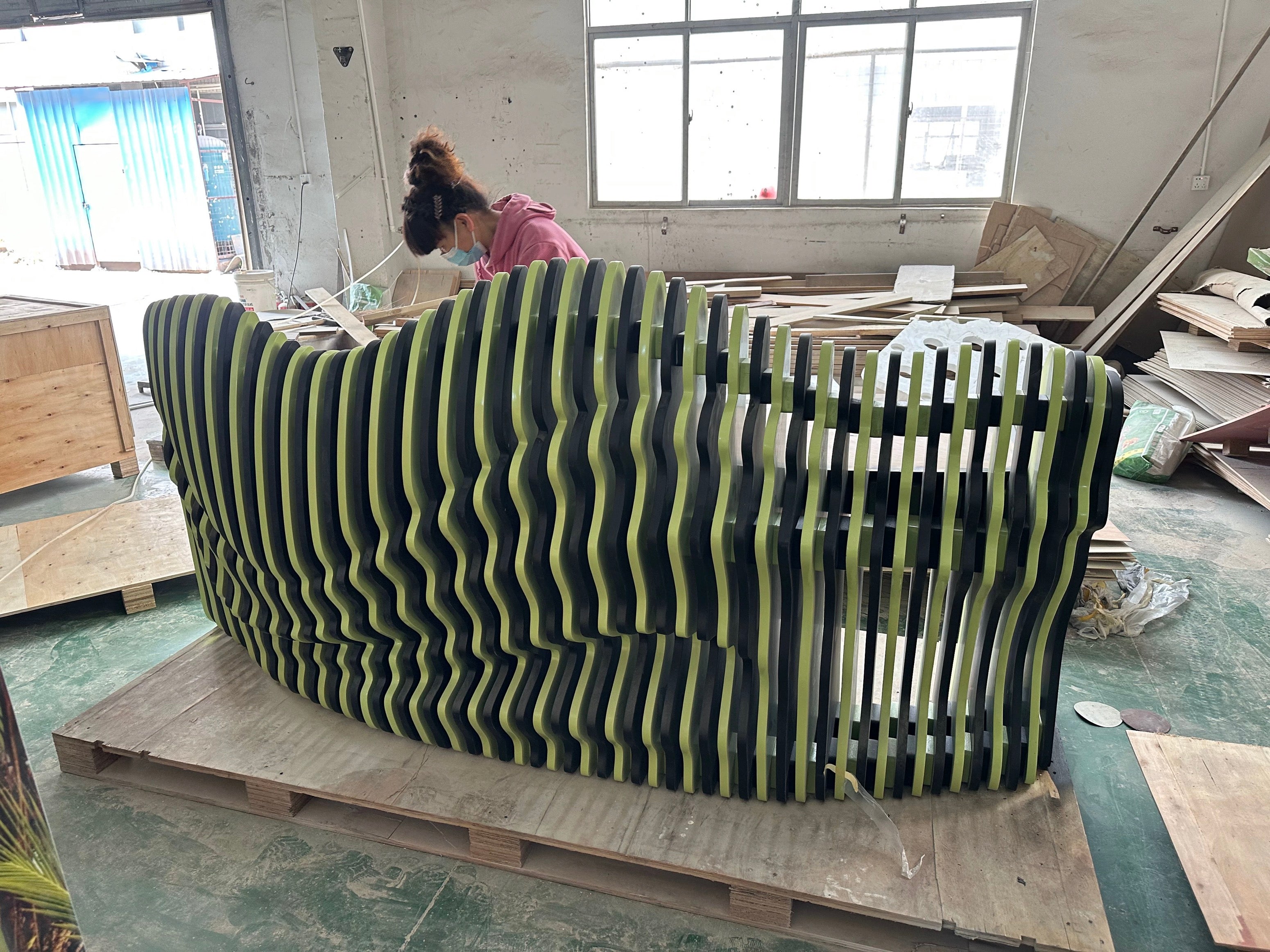 Slice-type wooden reception desk