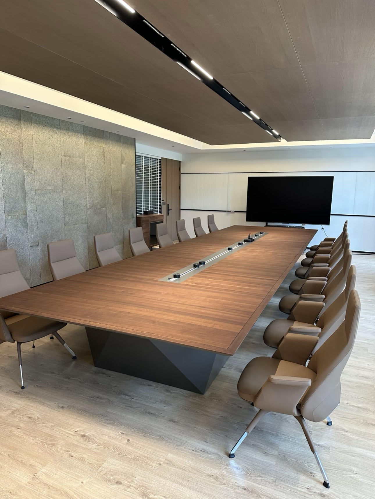 16-person wooden texture high-end conference table