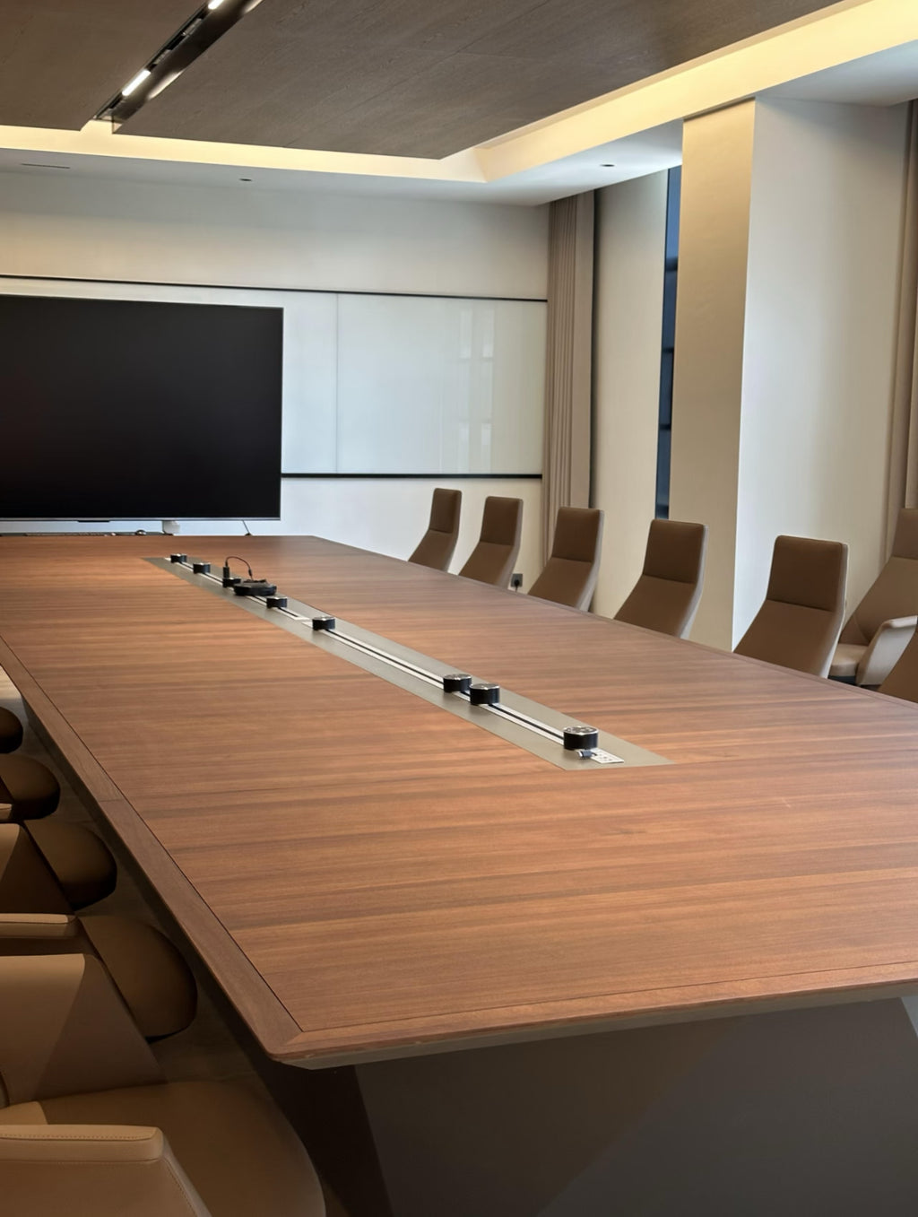 16-person wooden texture high-end conference table