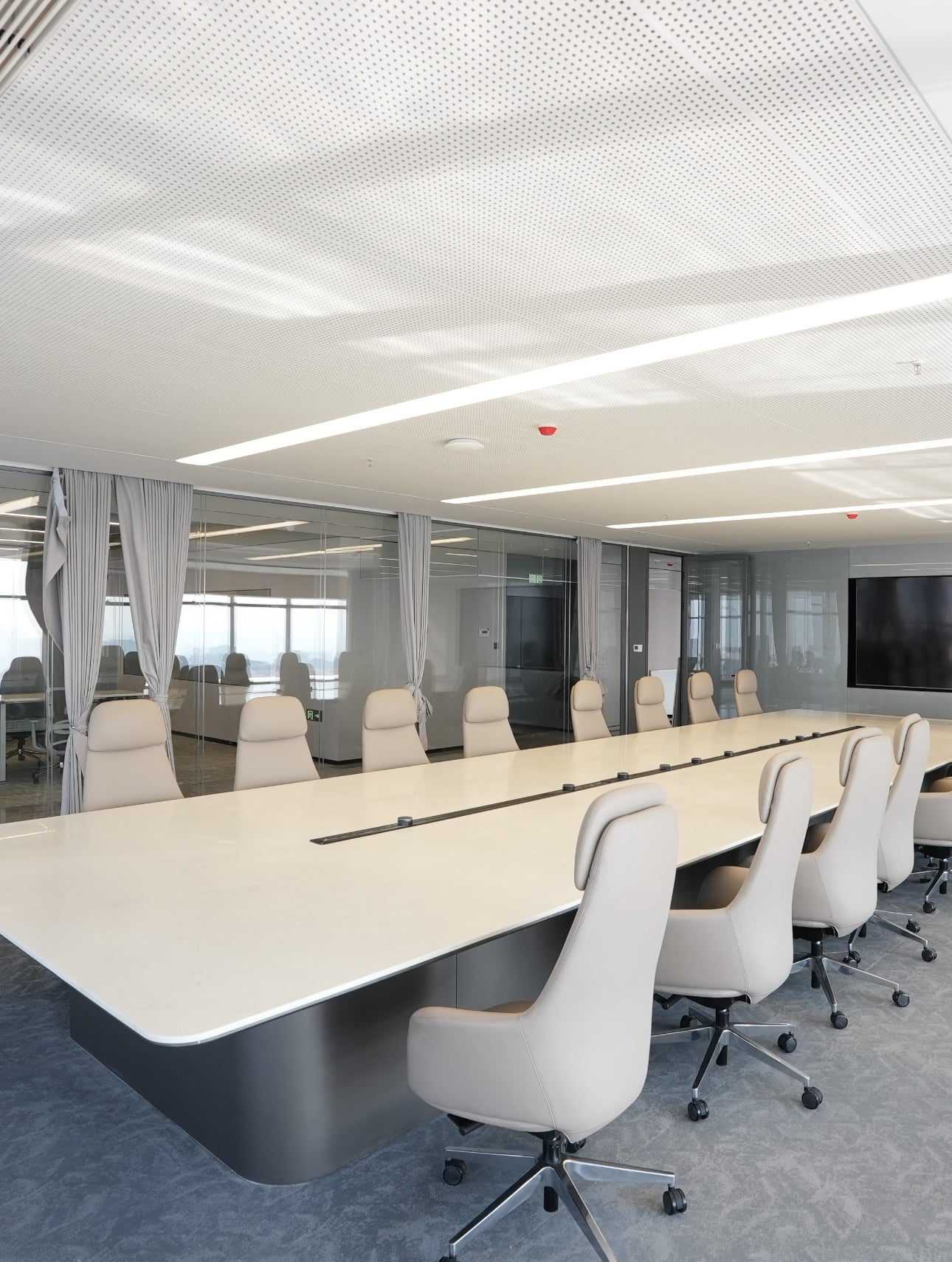 Sixteen-person luxury conference table for the group