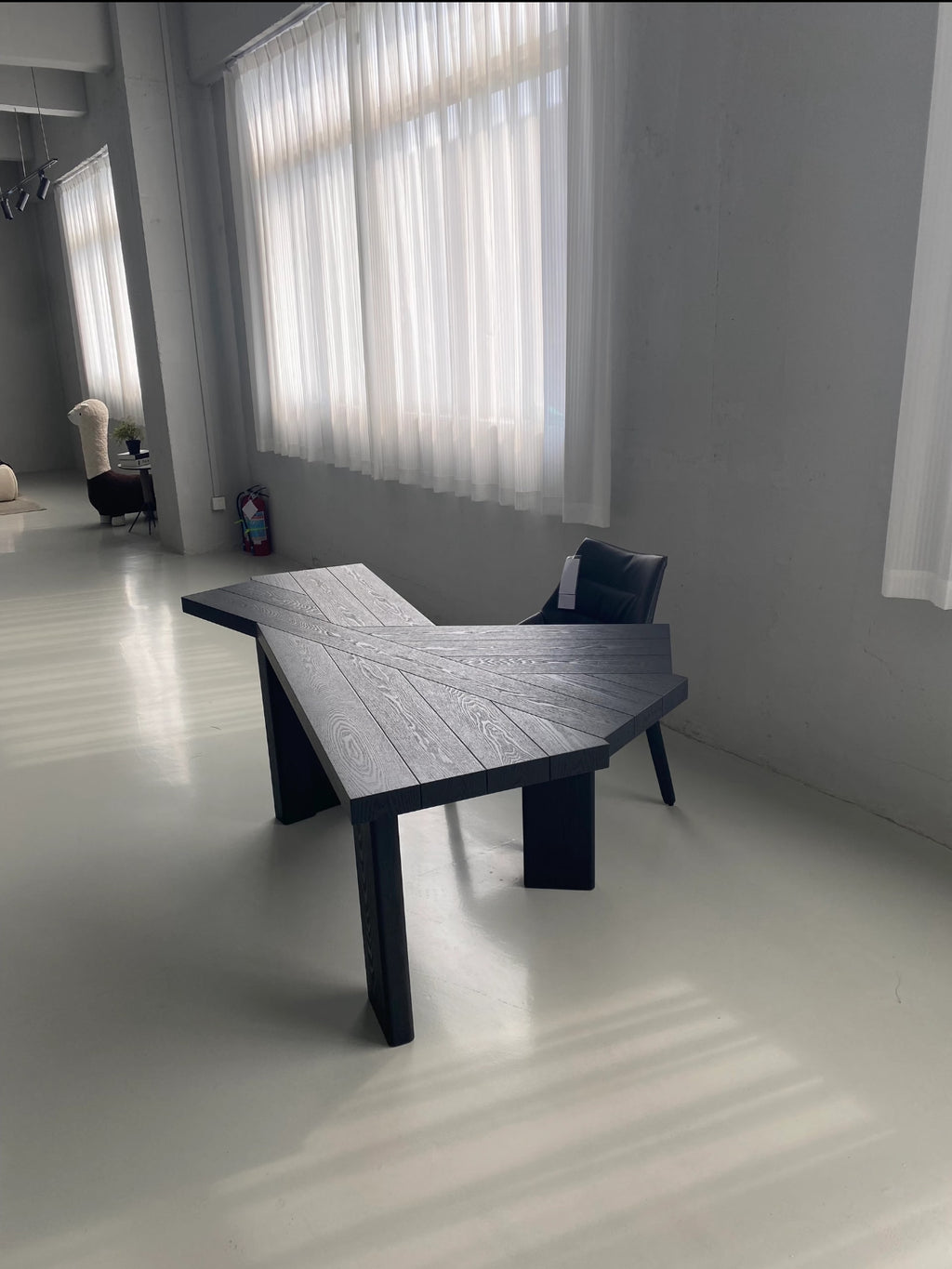 Black shaped modern design desk