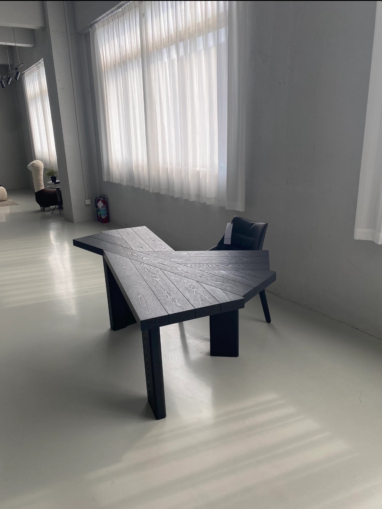 Black shaped modern design desk