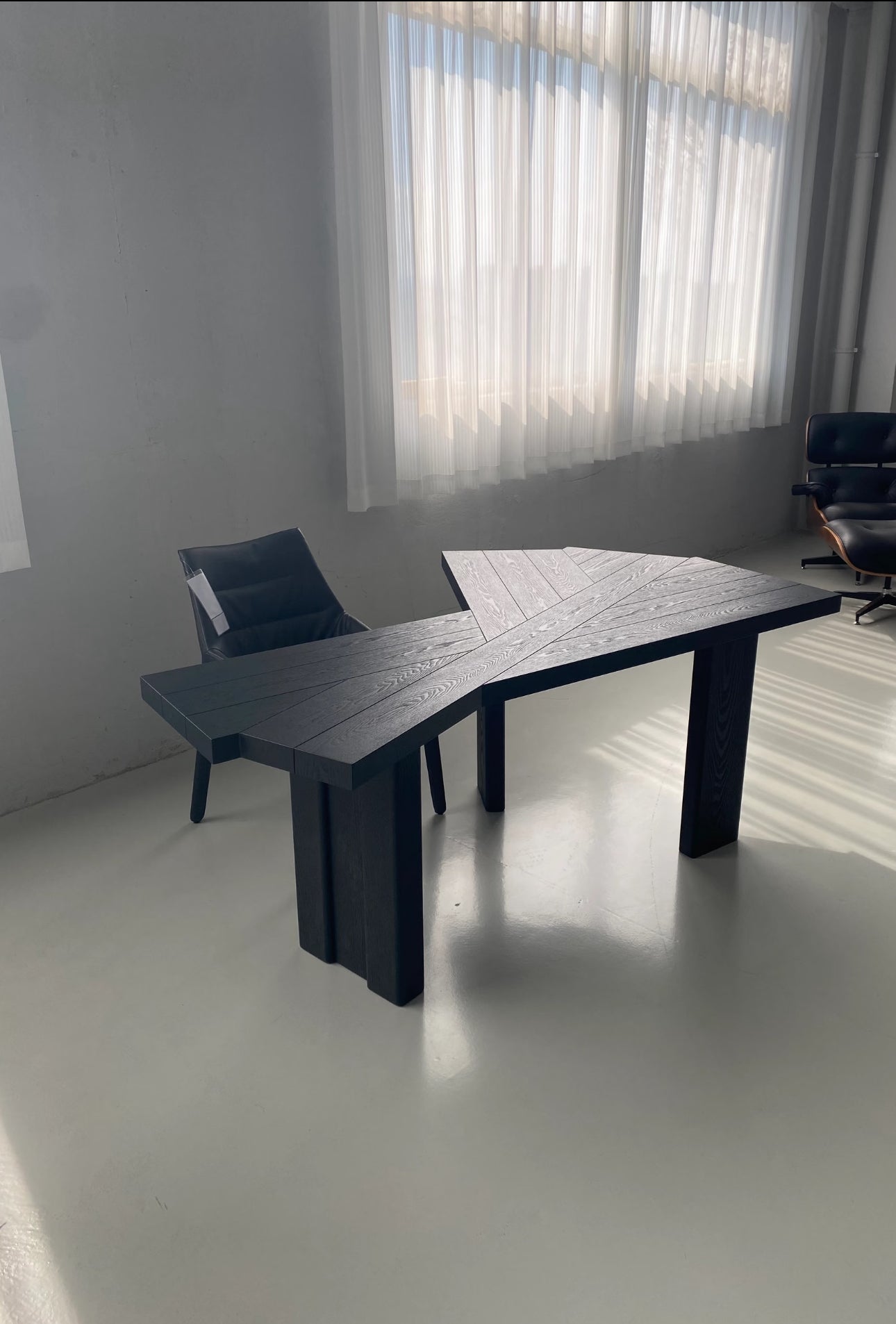 Black shaped modern design desk
